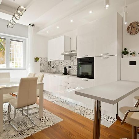 3 Bed Modern Flat - 15 Minutes Walk To Colosseum Rome Bagian luar foto